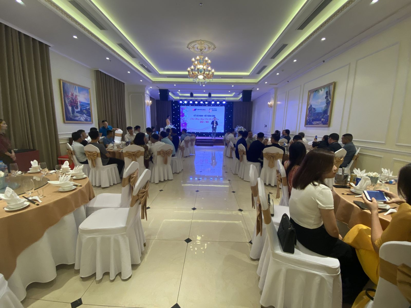 GIÁM ĐỐC CÔNG TY LÊN KHAI MẠC