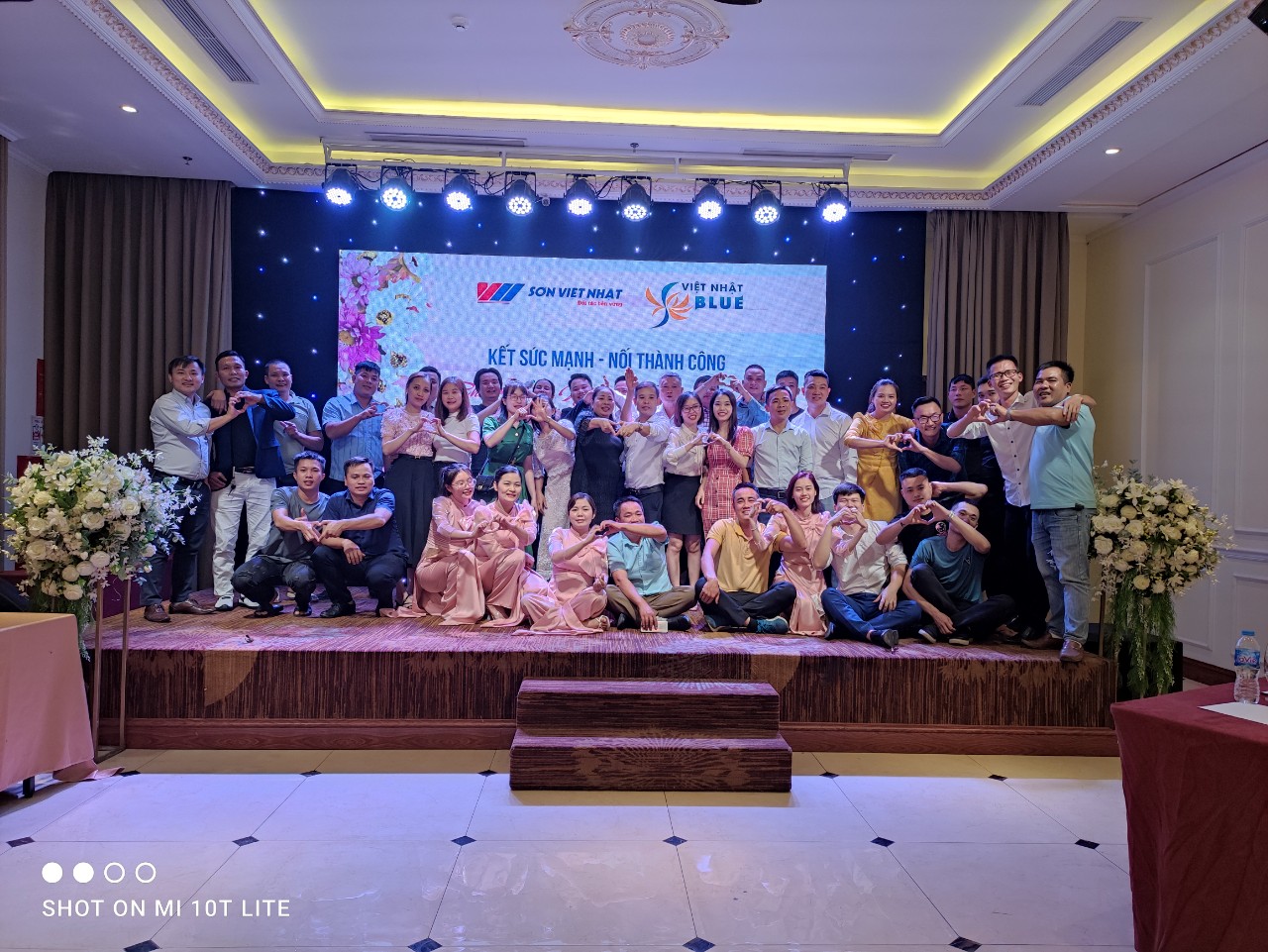 TẬP THỂ CÔNG TY CHỤP ẢNH KỶ NIỆM